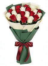 Букет Микс из красных и белых роз в Хохлово