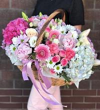 Композиция солнечный день в Хохлово Цветочная композиция из Розы, Хризантемы, Пионы и Лизиантусы в корзине в Хохлово