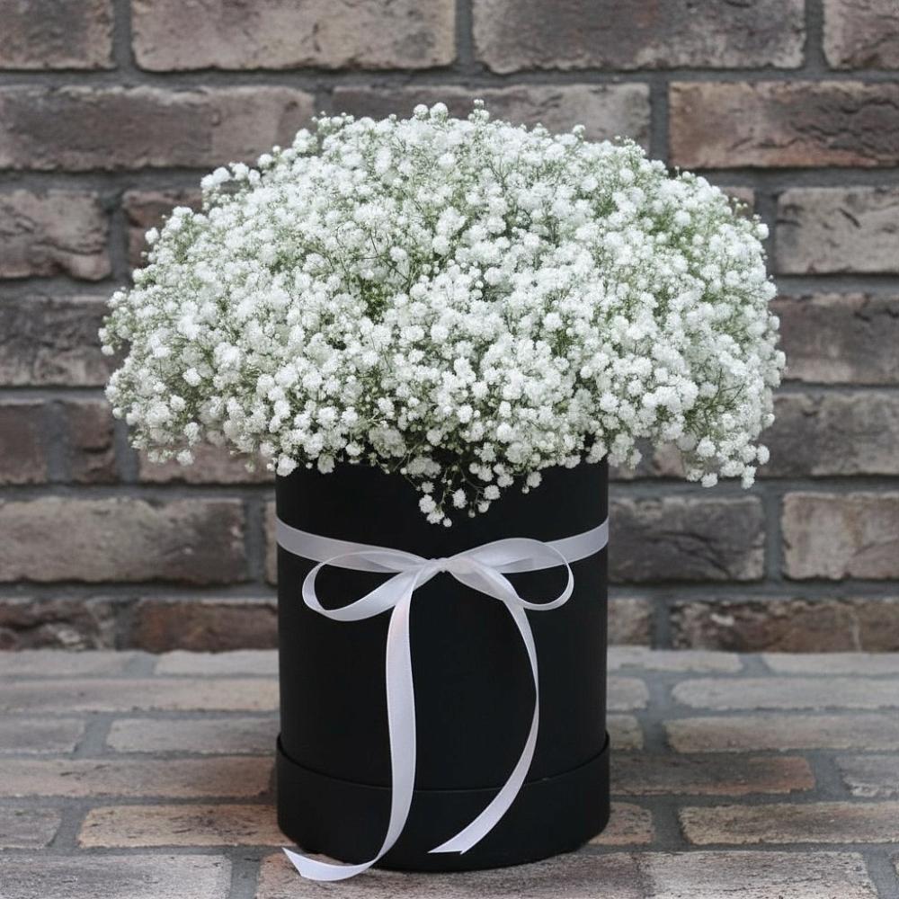 Цветочная композиция из Гипсофила в шляпной коробке в Хохлово