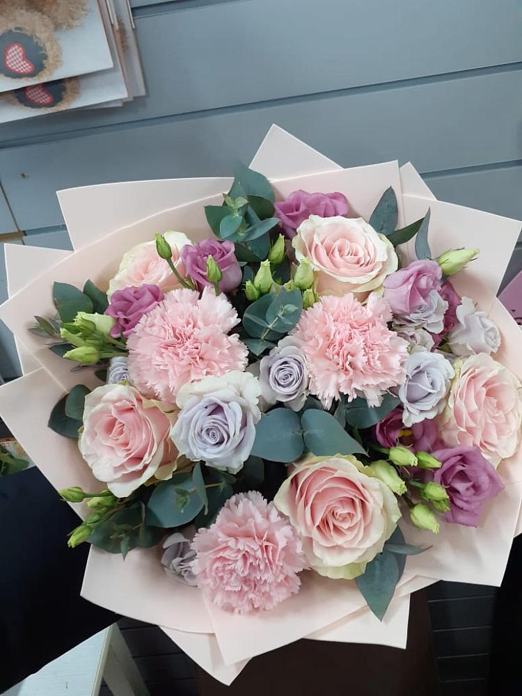 Букет цветов из: Розы, Гвоздики и Лизиантусы в Хохлово